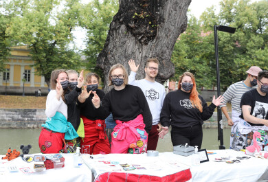 Opiskelijoita yliopiston avajaiskarnevaaleilla