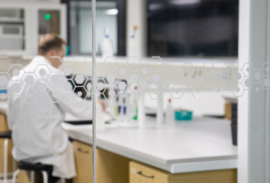 UUTISKUVA Henkilo tyoskentelemassa laboratoriossa