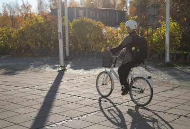 UUTISKUVA Opiskelija pyorailla 4