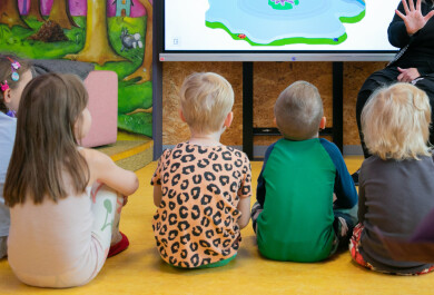 UUTISKUVA lapset kuuntelemassa tarinaa 2