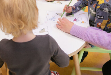 UUTISKUVA lapset tekemassa tehtavia 5
