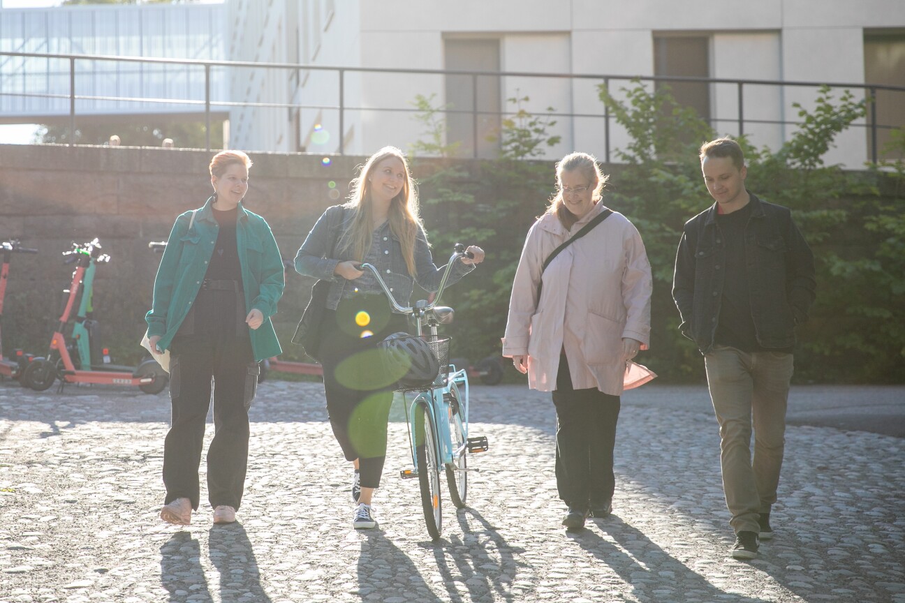 ihmisiä kampuksella kävelemässä