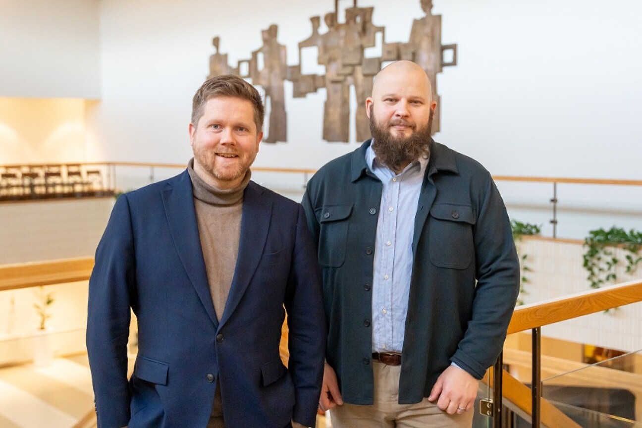 Alumnit Jukka Vornanen ja Reima Välimäki yliopiston päärakennuksessa. 