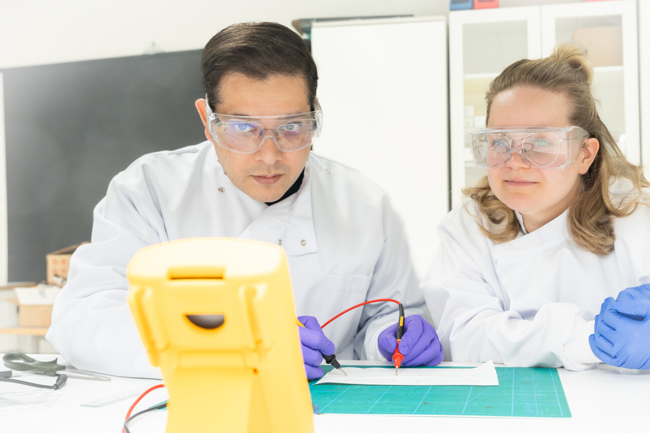 Vipul Sharma ja Anastasia Koivikko laboratoriossa.