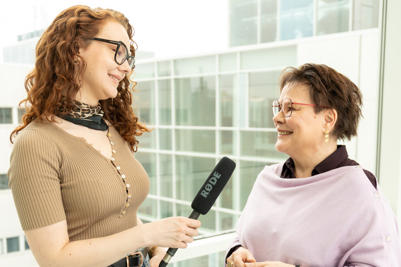 Rosa Lampela haastattelemassa Benita Heiskasta lasikäytävässä.