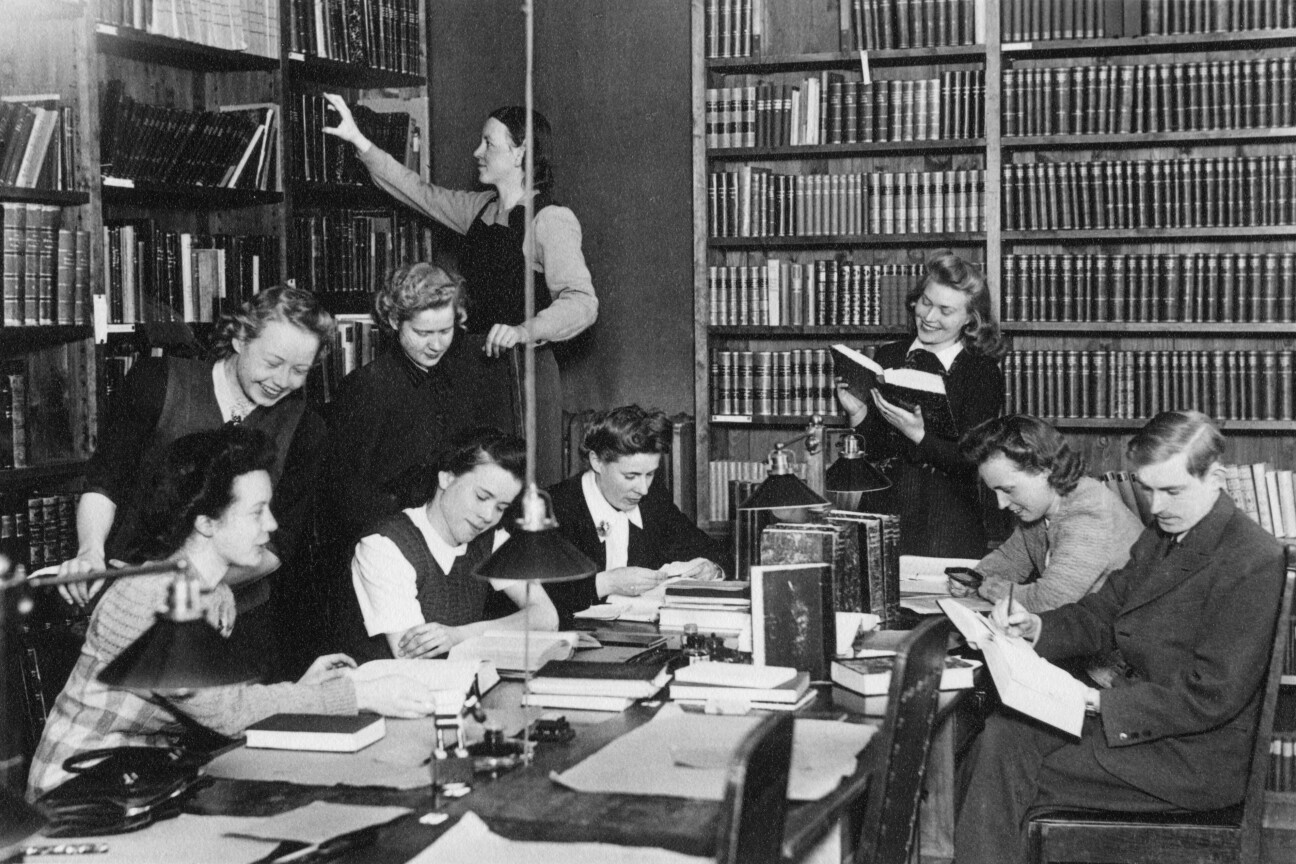 Seminaarihuone ja opiskelijoita Phoenixin kirjastossa vuonna 1947.