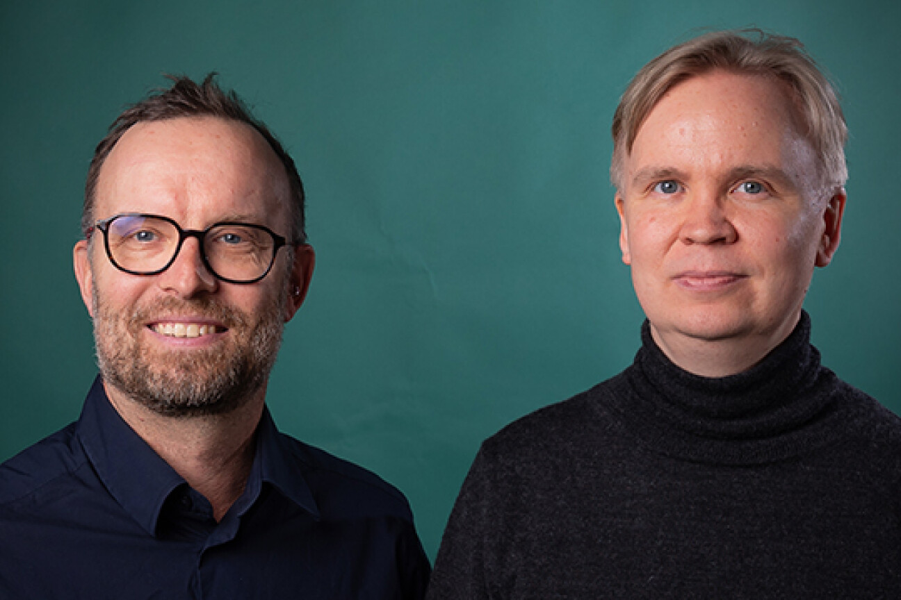 Jukka Kemppainen ja Antti Airola lähikuvassa, vihreä tausta.