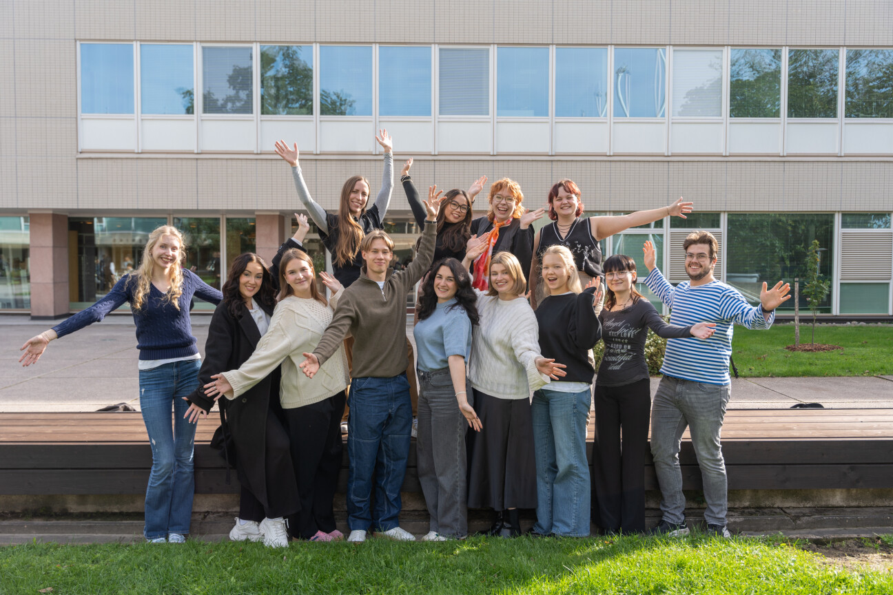 Opiskelijalähettiläät yliopistonmäellä.