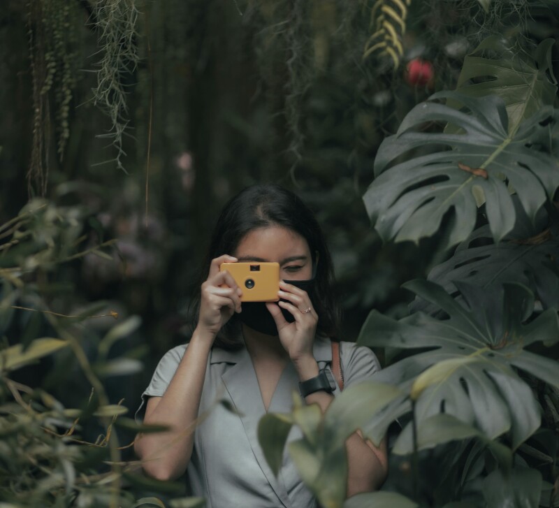 Tyttö valokuvaamassa