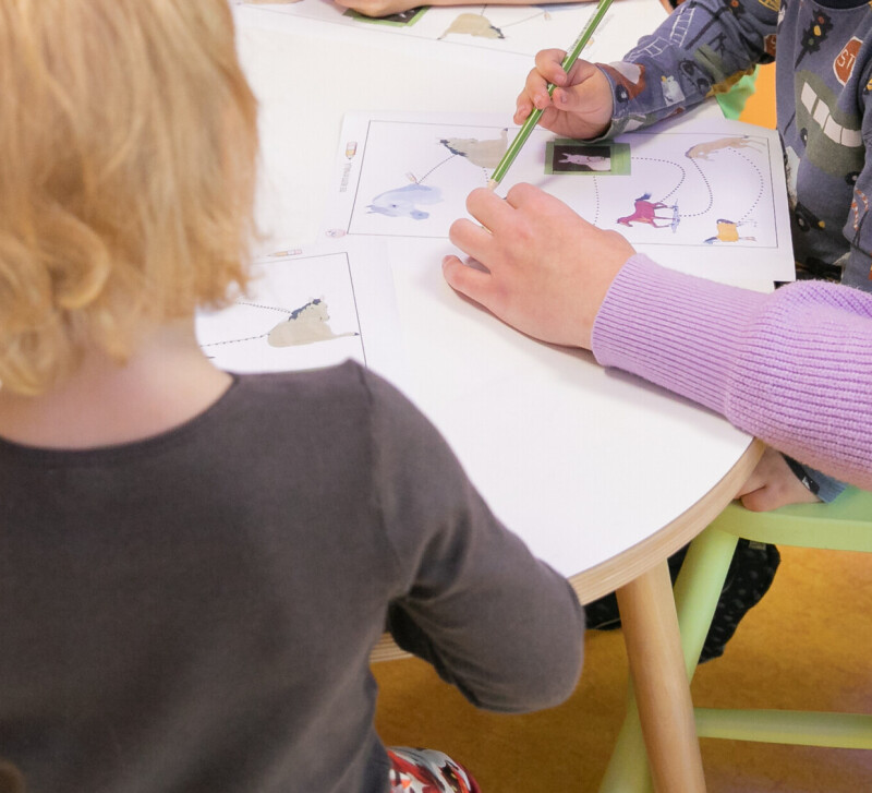 UUTISKUVA lapset tekemassa tehtavia 5