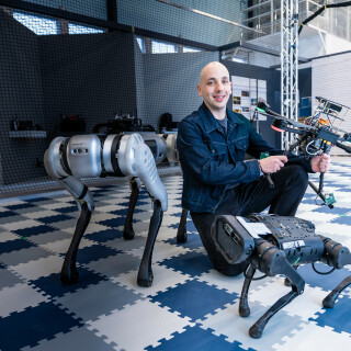 Jorge Peña Queralta uudessa Itäharjulla sijaitsevassa TIERS lab -tutkimustilassa, jossa tehdään robotiikkaan, drooneihin ja älykkäisiin järjestelmiin liittyviä kokeita.