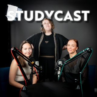 Kolme opiskelijaa podcast-studiossa.