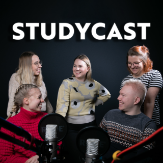 Turun yliopiston opiskelijalähettiläät studiolla nauhoittamassa STUDYcast podcastia.