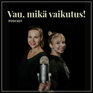Podcastin juontajat selät vastakkain katse kohti kameraa, musta tausta