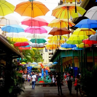 Taiteelliset sateenvarjot kuvituskuva