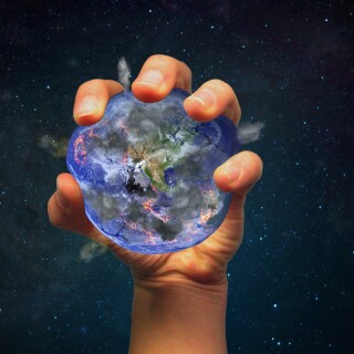 kuvituskuva maapallo käden puristuksessa