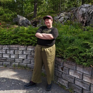 Turun yliopiston alumni Iida-Sofia Holma metsän reunalla