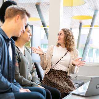 Ihmisiä keskustelemassa