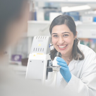 Kaksi henkilöä keskustelemassa laboratoriossa