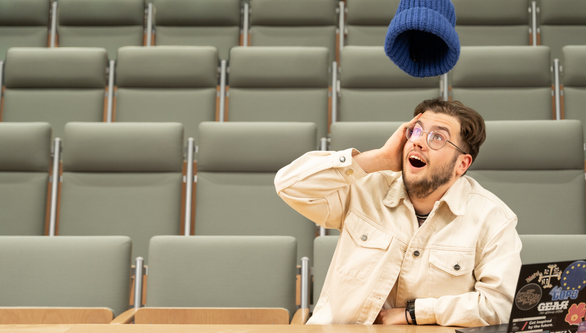 Henkilö hämmästyneenä kun hänen piponsa leijuu.