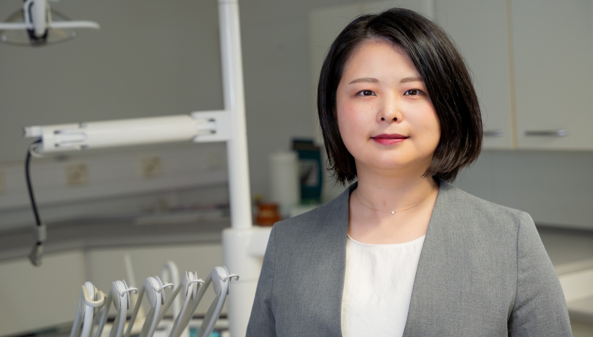 Mika Kajima lähikuvassa hammaslääkärin vastaanottohuoneessa.