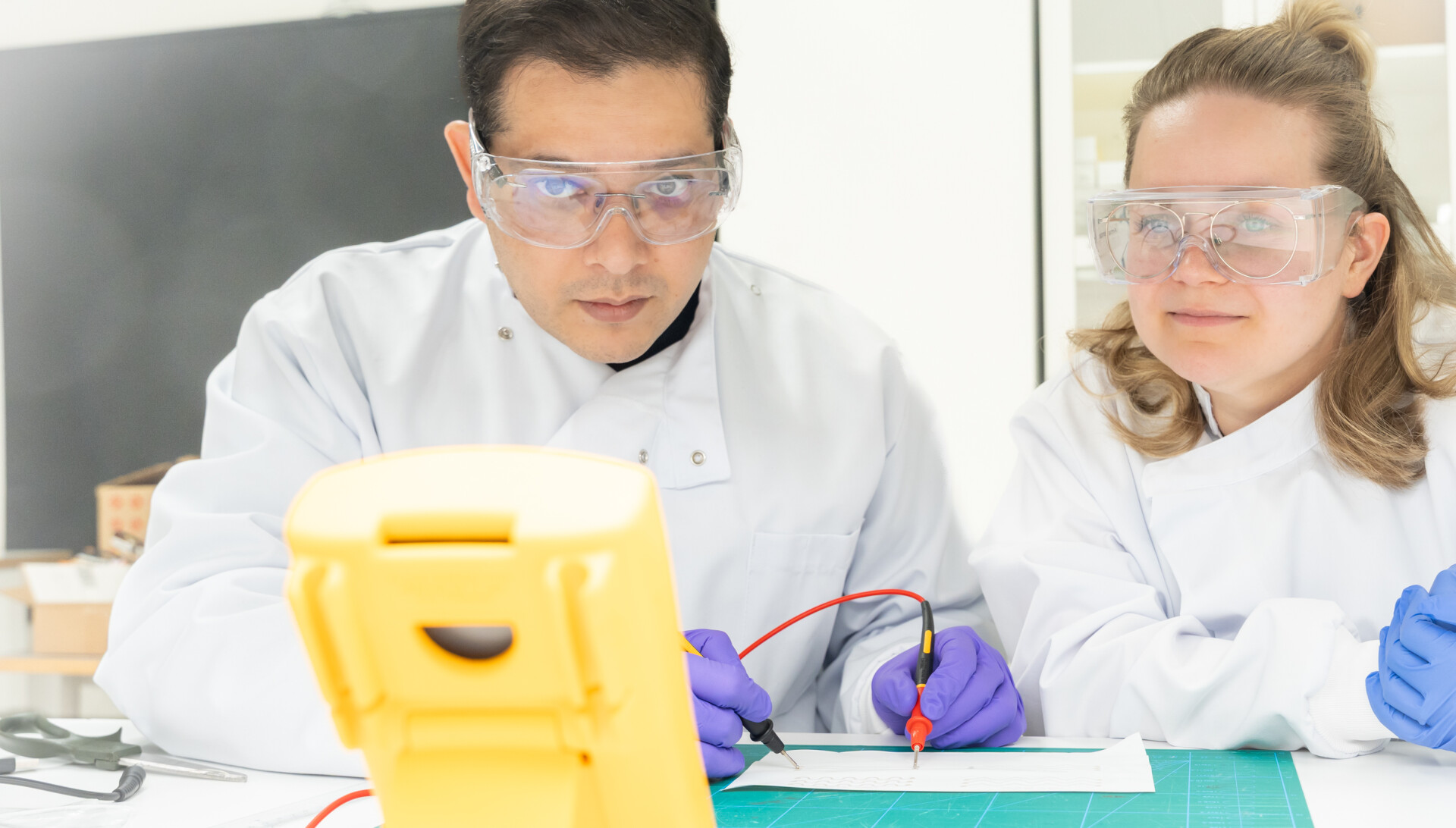 Vipul Sharma ja Anastasia Koivikko laboratoriossa.