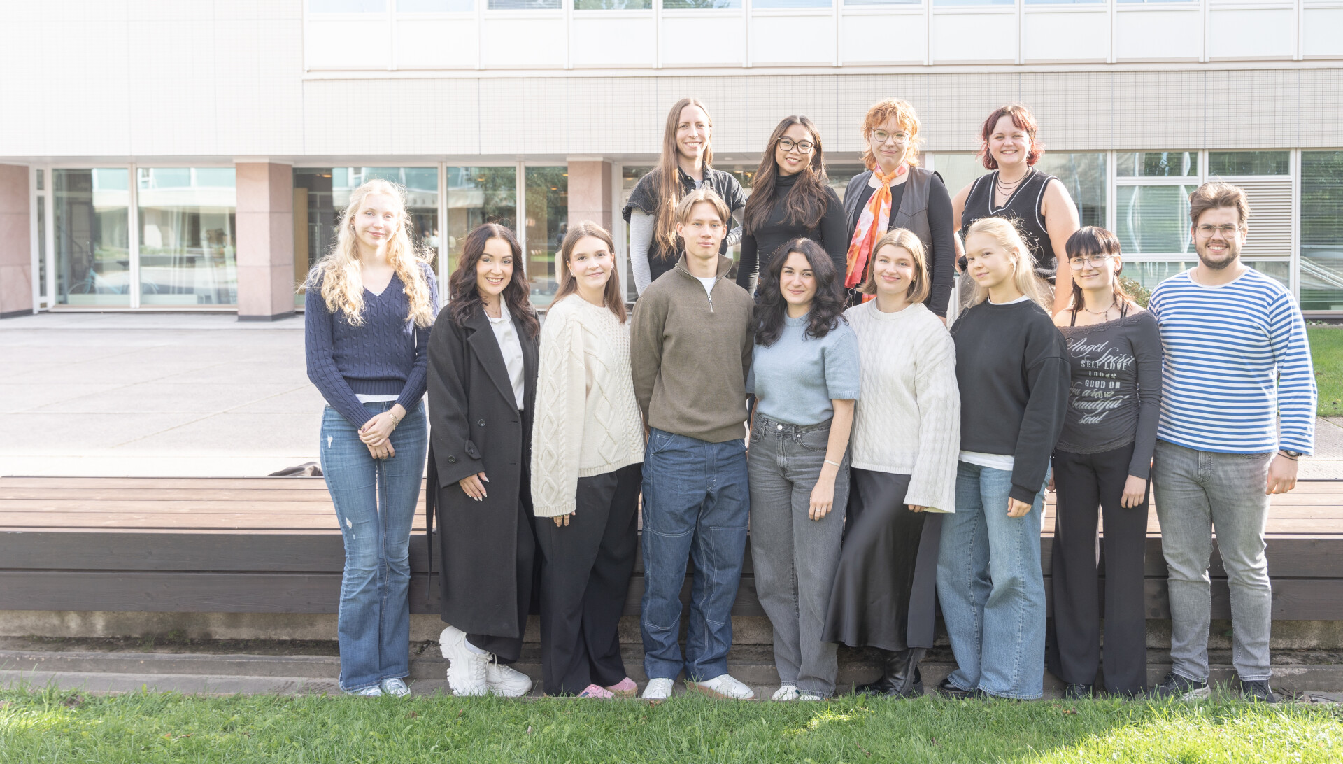 Opiskelijalähettiläät yliopistonmäellä.